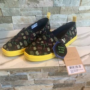 New with Tags TOMS womens classic Black Late Night Food Print Glow in Dark sz 8
